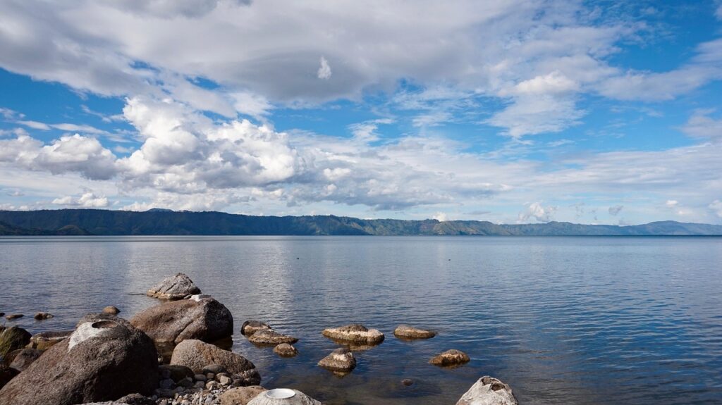 Samosir Adası'ndaki geleneksel Batak evleri ve kıvrımlı çatıları