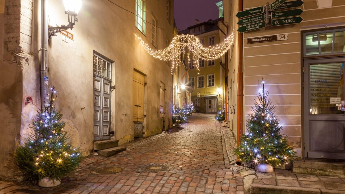Tallinn ve Riga eski şehir sokakları karşılaştırması