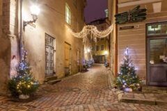 Tallinn ve Riga eski şehir sokakları karşılaştırması
