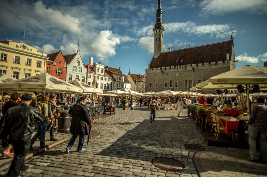 Tallinn Belediye Meydanı ve Gotik belediye binası