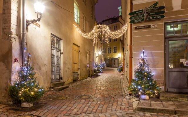Tallinn ve Riga eski şehir sokakları karşılaştırması