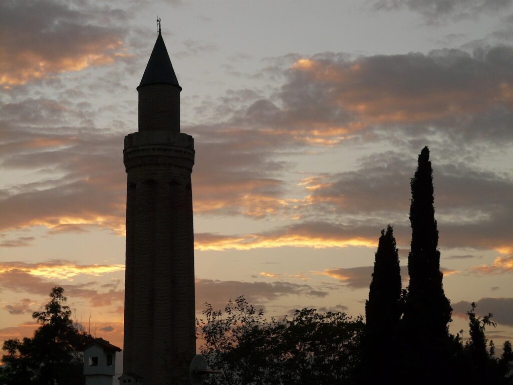 Bursa Ulu Cami'nin taş kemerleri ve ahşap detayları