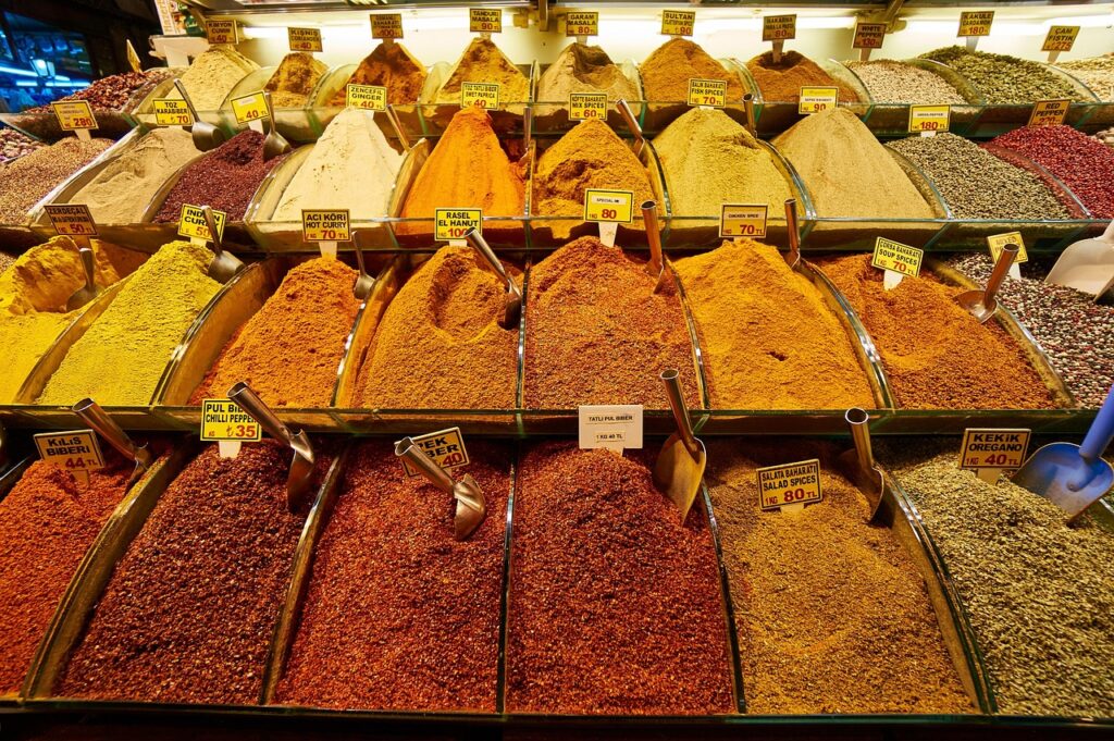 Renkli baharat dükkânlarının sıralandığı bir tarihi çarşı girişi