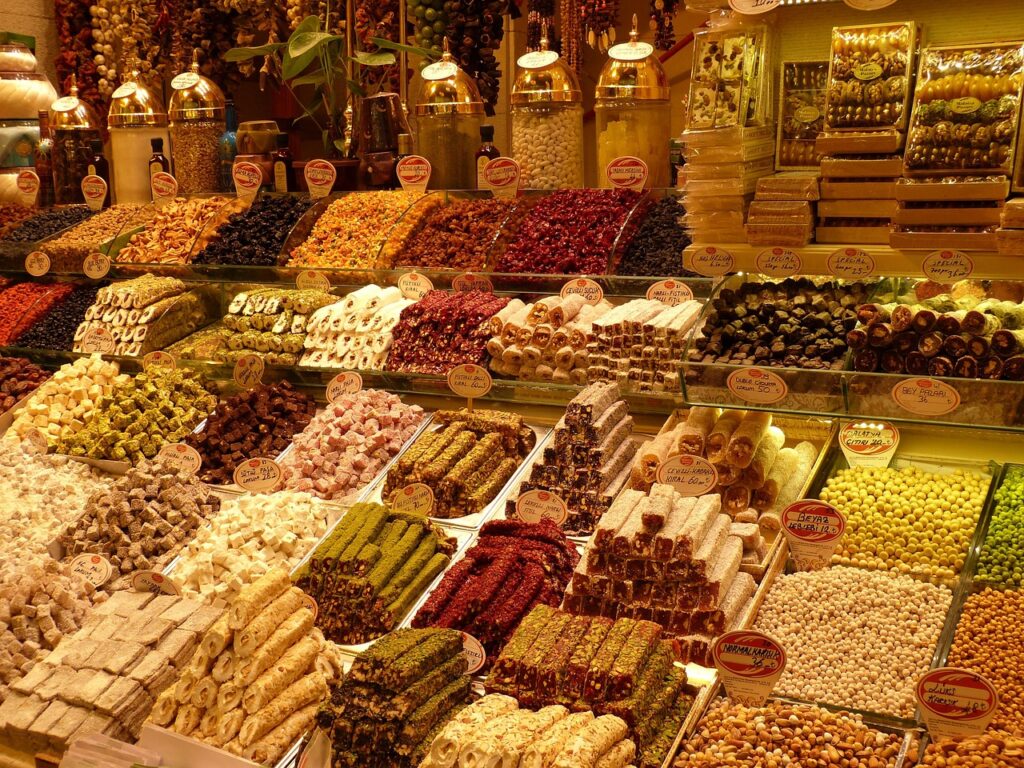 Renkli baharat ve kuru yemiş tezgâhları ile dolu yerel bir çarşı