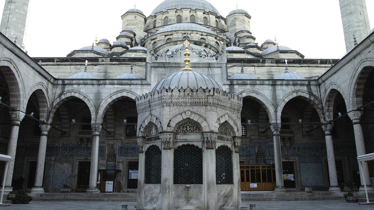 Tarihi bir Osmanlı çeşmesi ve taş cephesi