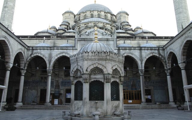Tarihi bir Osmanlı çeşmesi ve taş cephesi