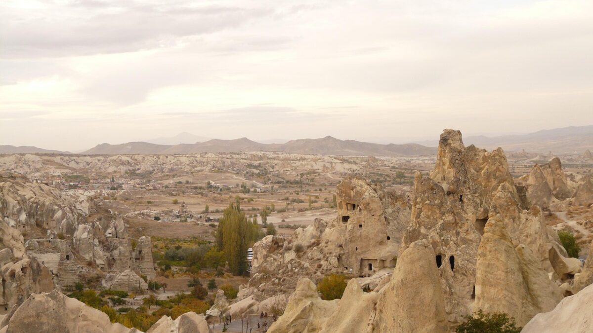 Kapadokya'da kayaya oyulmuş tarihi kilise ve duvar freskleri