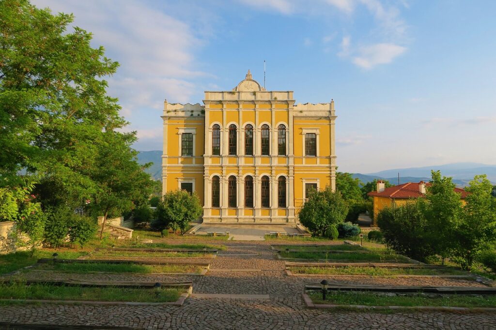 Eski bir konağın iç avlusu ve ahşap balkonları