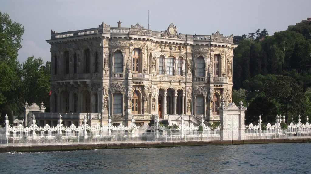 İstanbul Boğaz kıyısında tarihi yalı görünümü