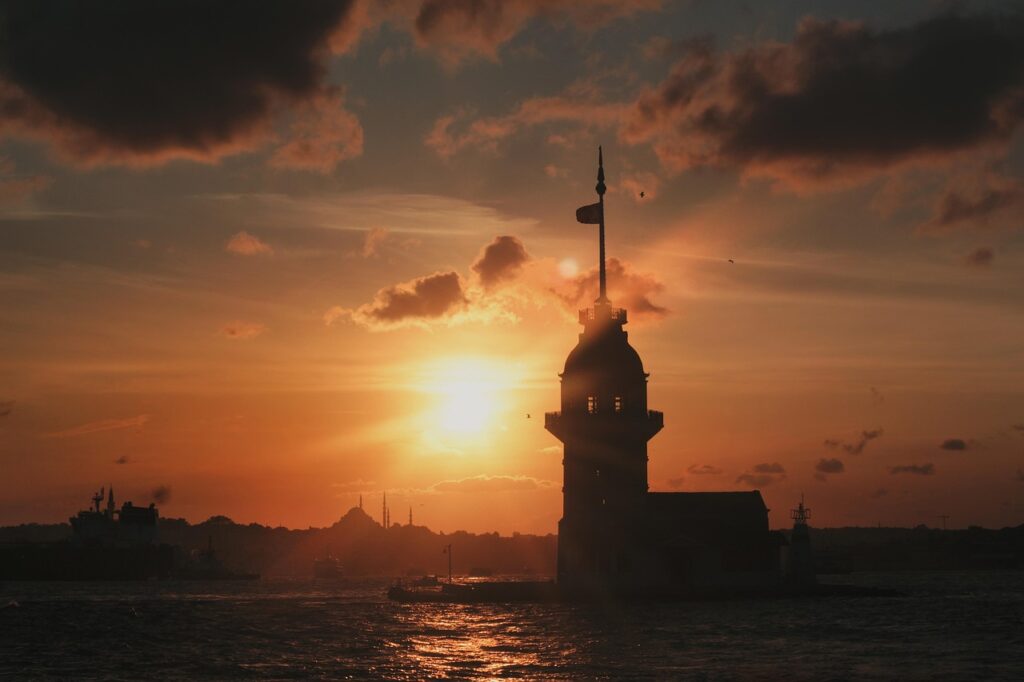 Üsküdar açıklarındaki Kız Kulesi ve Boğaz manzarası