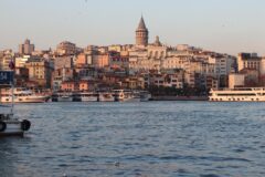 İstanbul Galata Kulesi ve çevresindeki şehir silüeti