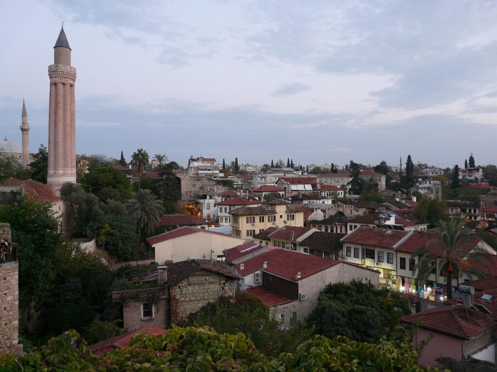Antalya Kaleiçi'ndeki Yivli Minare'nin yakın çekimi