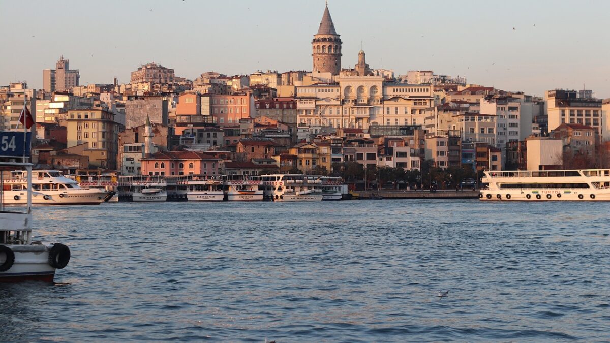 İstanbul'da Galata Kulesi ve çevresindeki tarihi yapılar