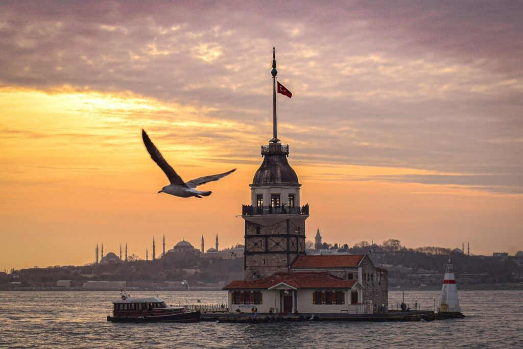 Boğaz'ın ortasındaki küçük adacıkta yer alan Kız Kulesi