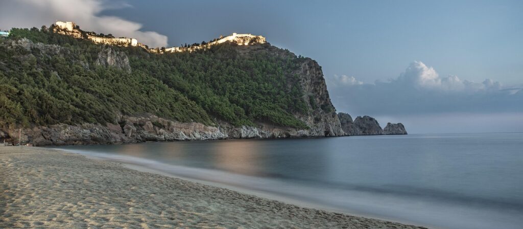 Alanya'da deniz kıyısında yükselen Kızılkule