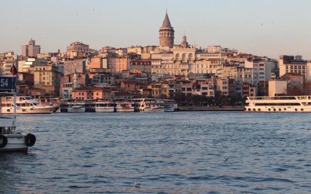 İstanbul'da Galata Kulesi ve çevresindeki tarihi yapılar