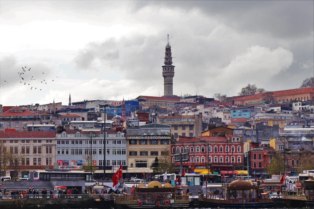 Sonbaharda Beyazıt Meydanı ve çevresindeki tarihi yapılar