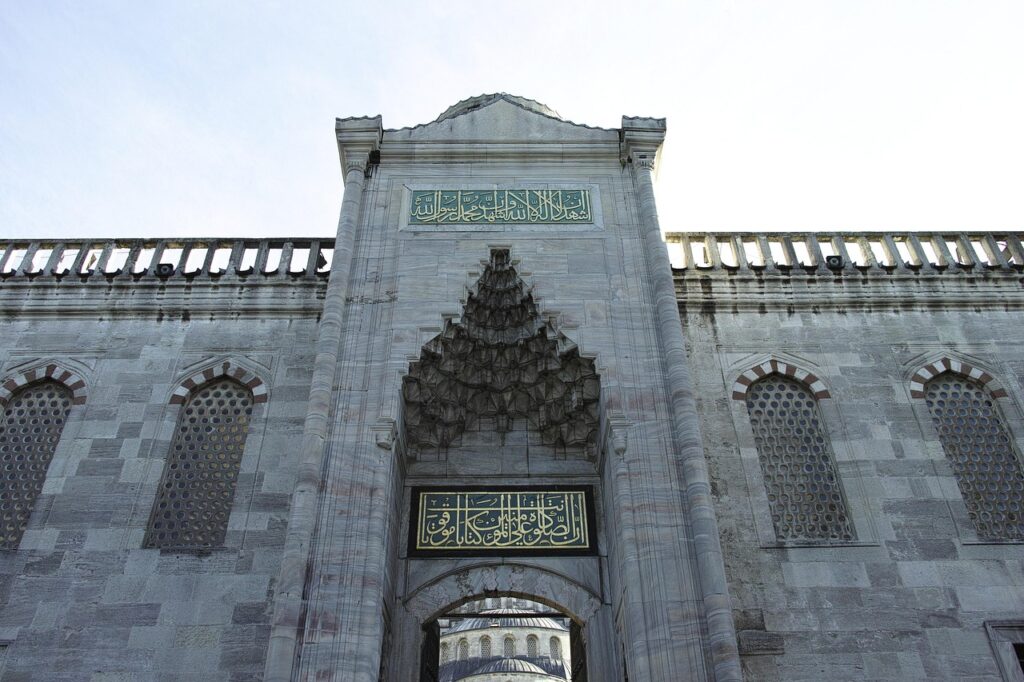 Taş üzerinde Osmanlıca kitabe yazısının yakın çekimi