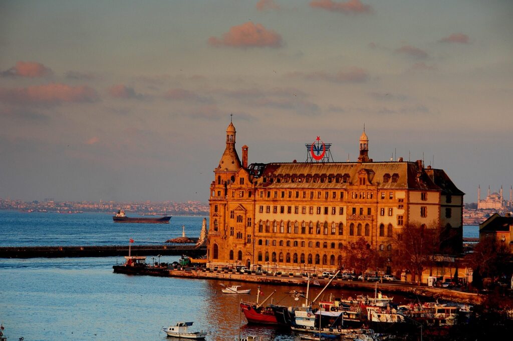 Haydarpaşa Garı'nın deniz kenarından görünümü