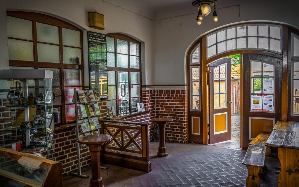 Eski gar bekleme salonunda ahşap sıralar