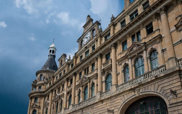 Tarihi tren istasyonu binasının taş cephesi ve kemerli girişi