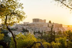 Efes antik kentinin taş kalıntıları ve sütunları arasında yürüyen ziyaretçiler