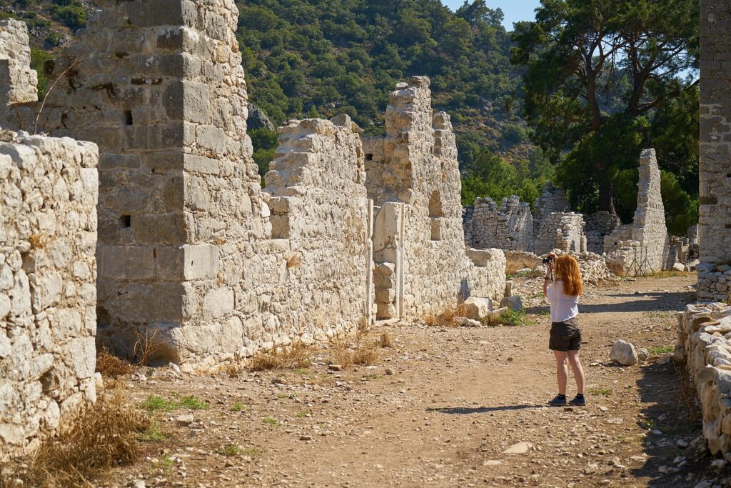 Tarihi bir yapının fotoğrafını çeken ziyaretçi