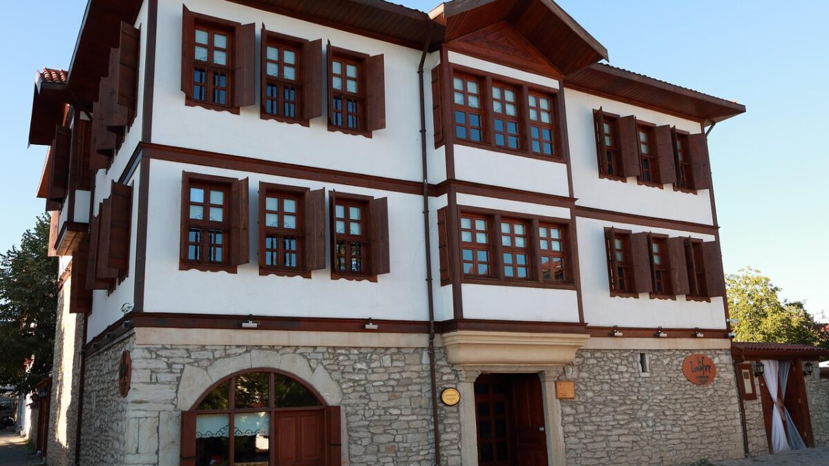 Ege köyünde kireçtaşı duvarlı taş ev oteli ve çiçekli avlusu