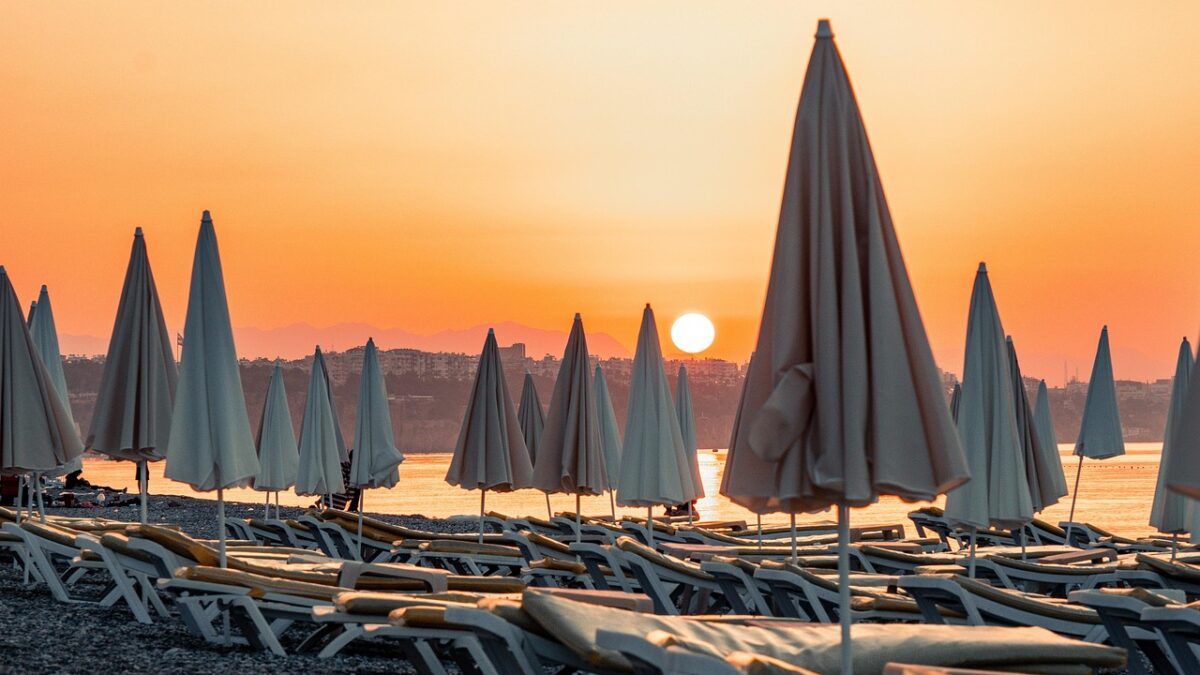 Türkiye sahilinde havuzu ve denize inen plajıyla bir tatil köyü otelinin genel görünümü