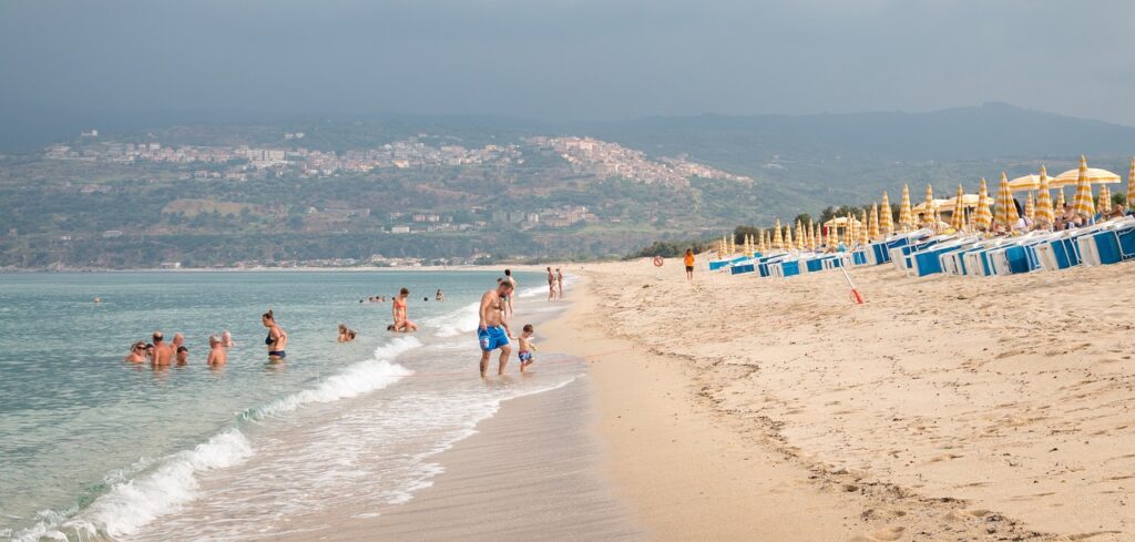 Çocuklu bir ailenin tatil köyü plajında vakit geçirmesi