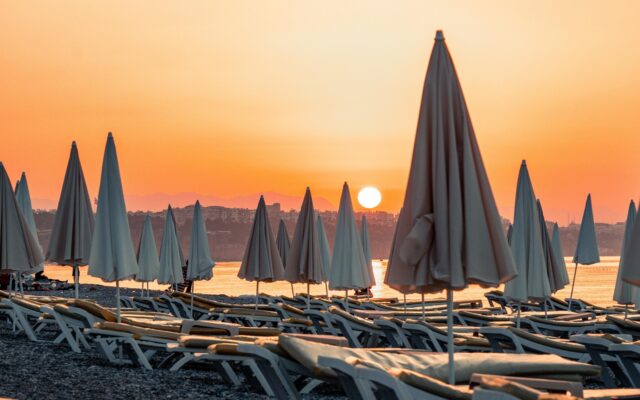 Türkiye sahilinde havuzu ve denize inen plajıyla bir tatil köyü otelinin genel görünümü