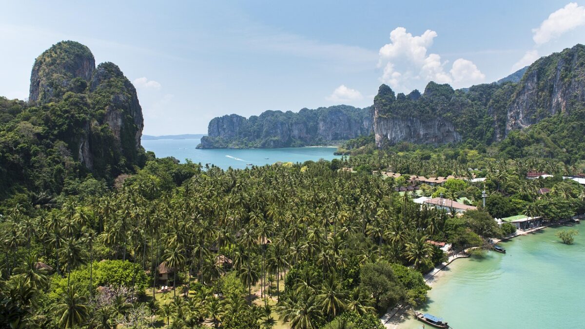 Tayland'da turkuaz denizi ve kayalık kıyısıyla Krabi plajı