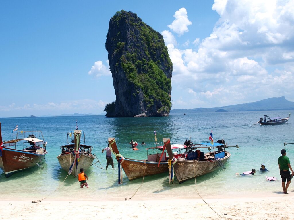 Ao Nang kıyısında uzun kuyruklu tekneler