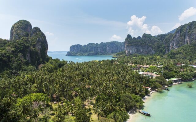 Tayland'da turkuaz denizi ve kayalık kıyısıyla Krabi plajı