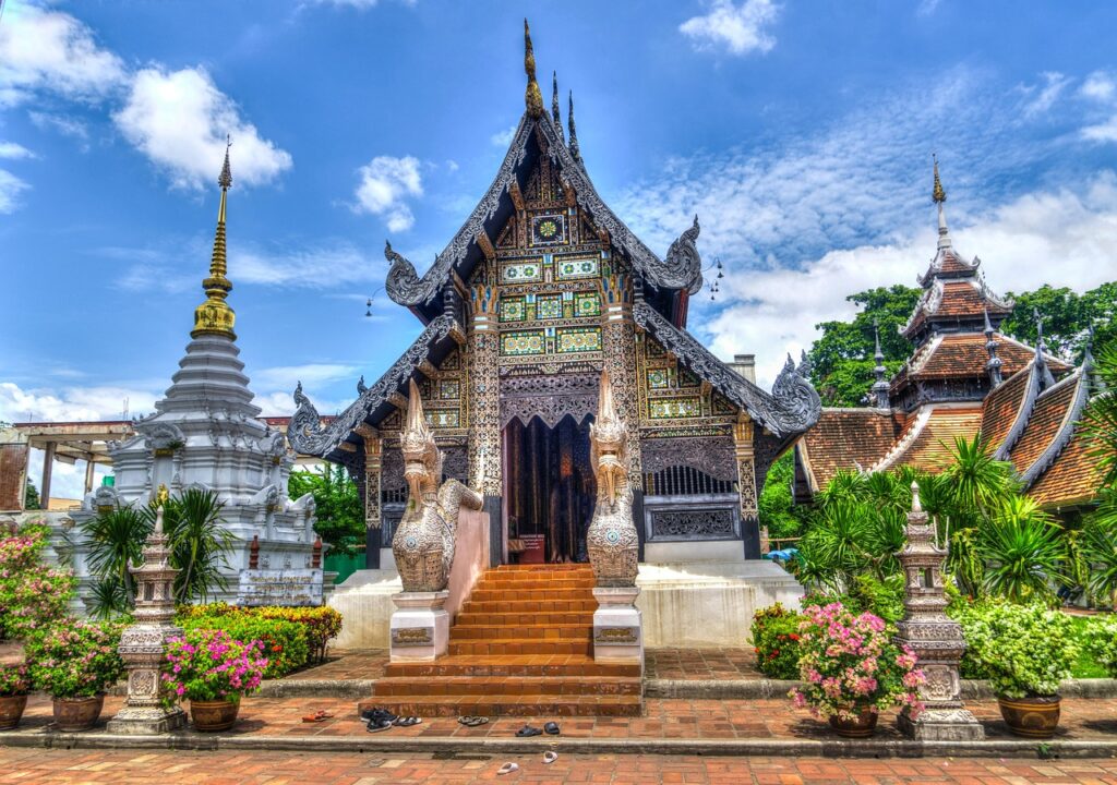 Chiang Mai'de eski şehir içindeki renkli bir tapınak çatısı