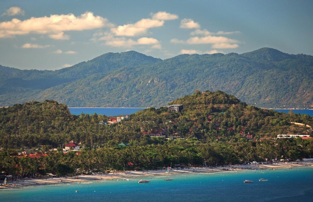 Koh Samui sahilinde turkuaz suda demirli tekneler