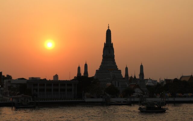 Bangkok'ta nehir kenarında yükselen tapınak kulesiyle Tayland'da gezilecek yerler