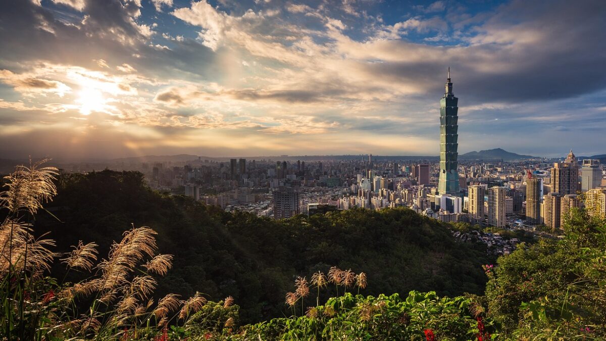 Tayvan gezi planı için Taipei'nin gece manzarası ve modern gökdelenleri