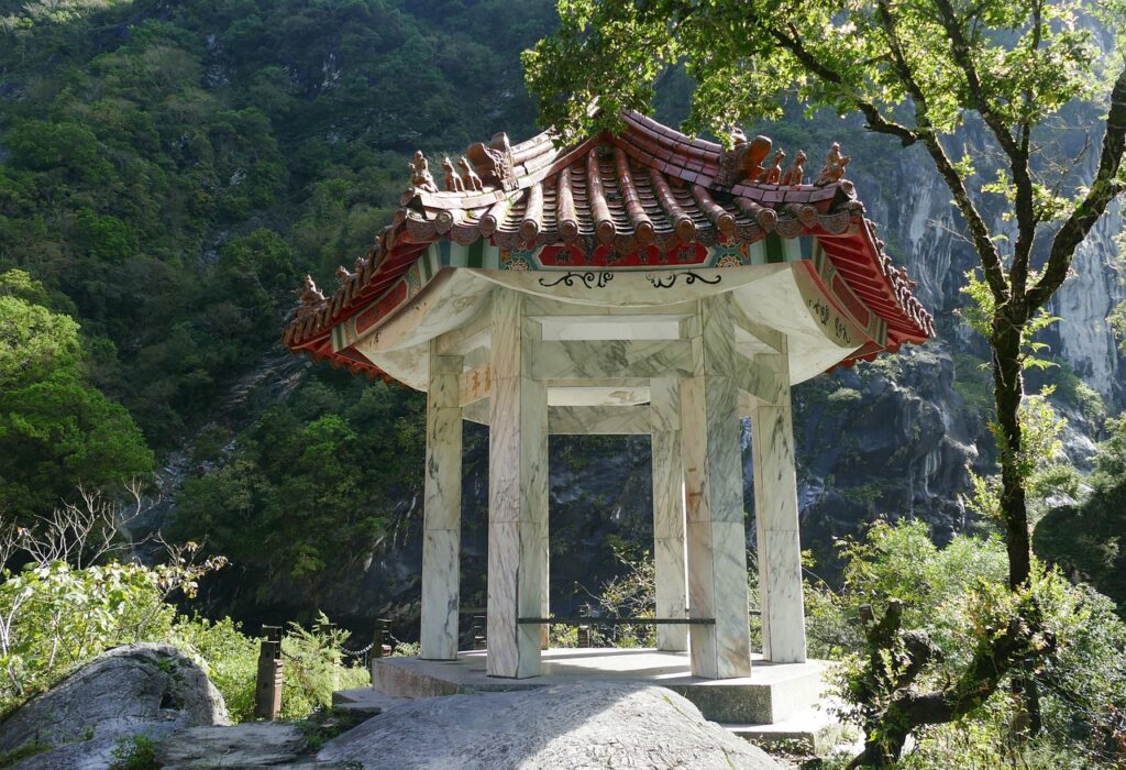 Taroko Boğazı'nın dik mermer kayalıkları ve dar vadisi