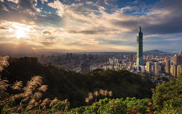 Tayvan gezi planı için Taipei'nin gece manzarası ve modern gökdelenleri