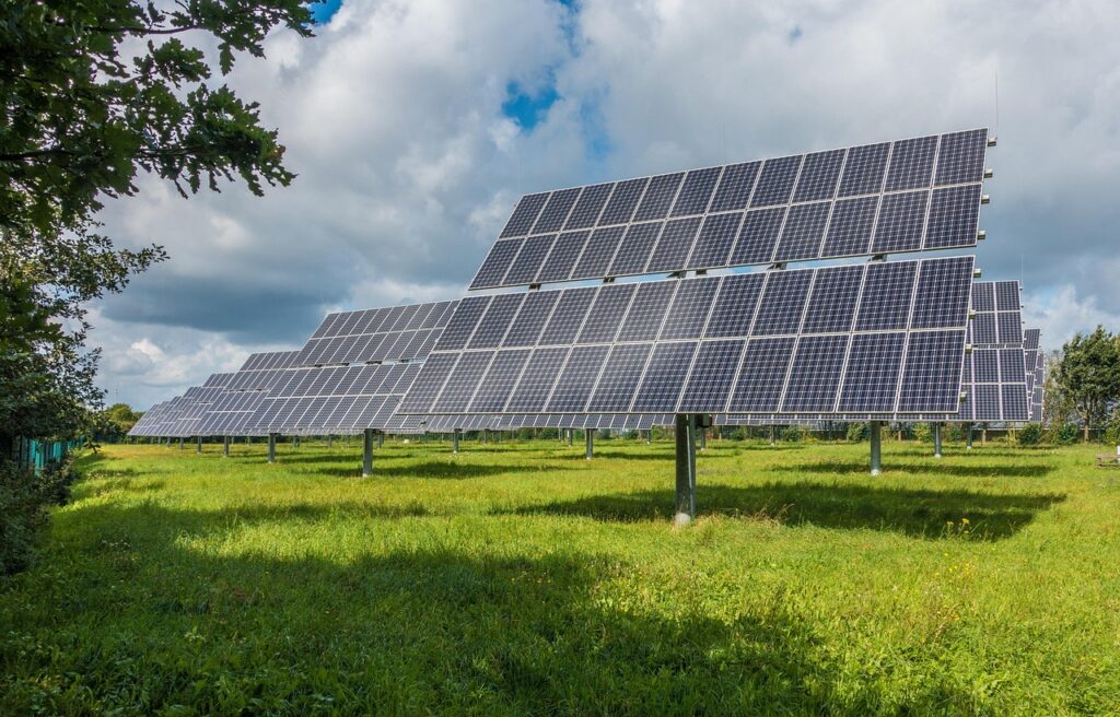 Kampta güneş panelli taşınabilir şarj cihazı