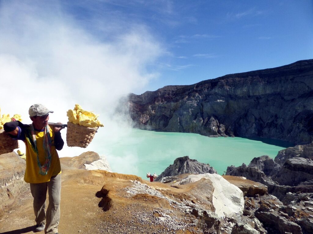 Kawah Ijen krater gölü ve kükürt kokulu volkanik alan