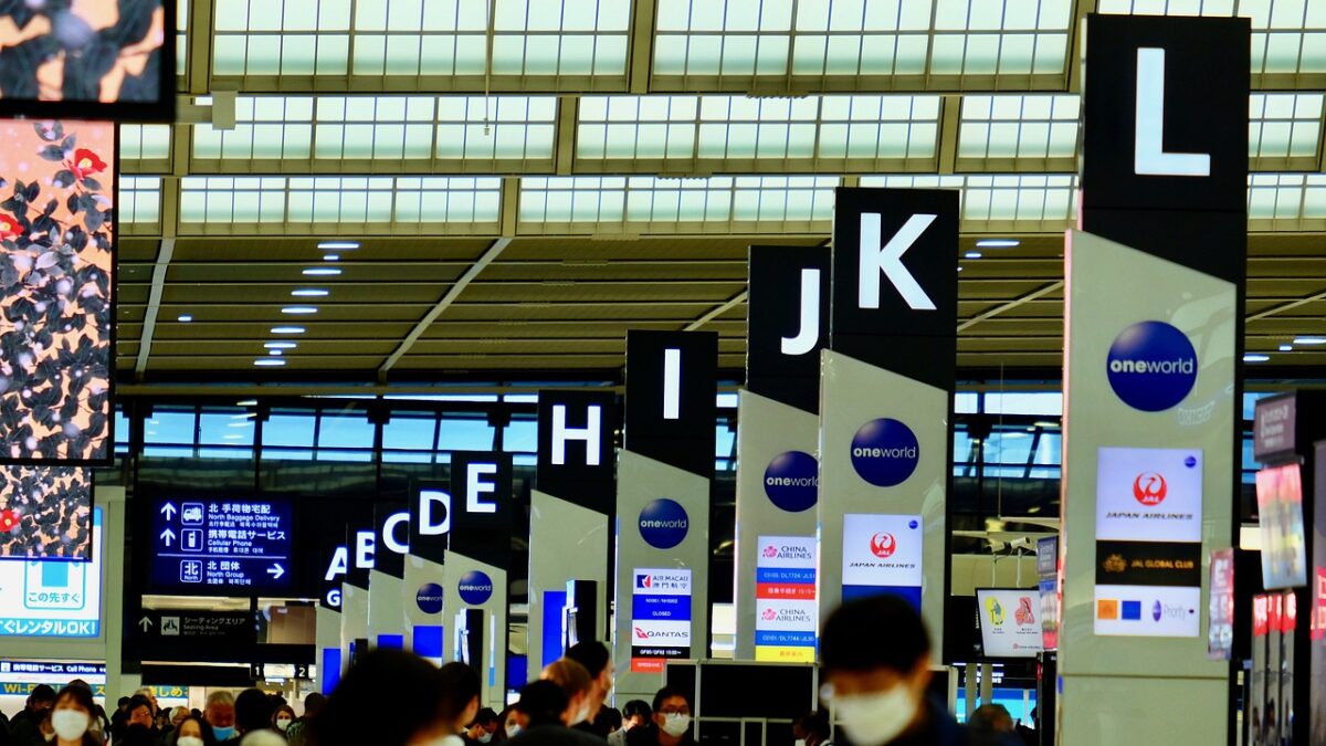 Pasaport, harita ve seyahat planlaması için hazırlanmış bir masa