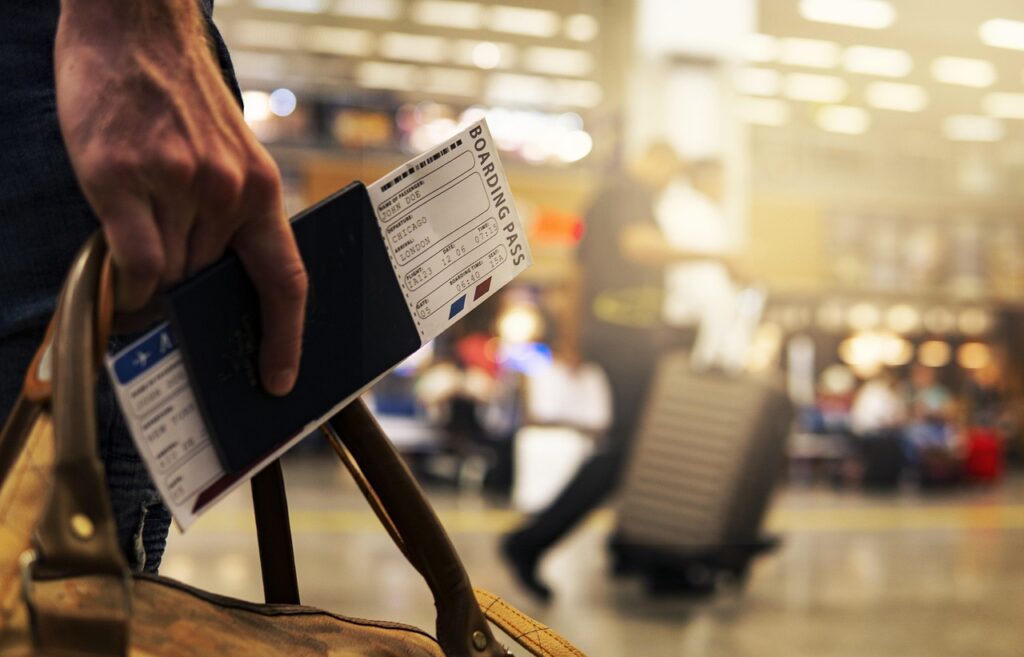 Pasaport ve seyahat belgeleri masanın üzerinde