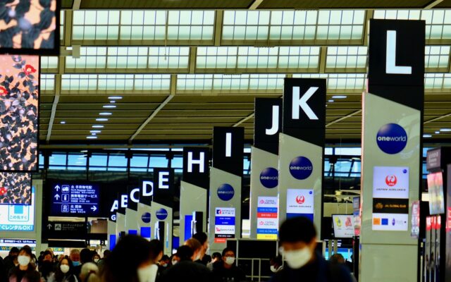 Pasaport, harita ve seyahat planlaması için hazırlanmış bir masa