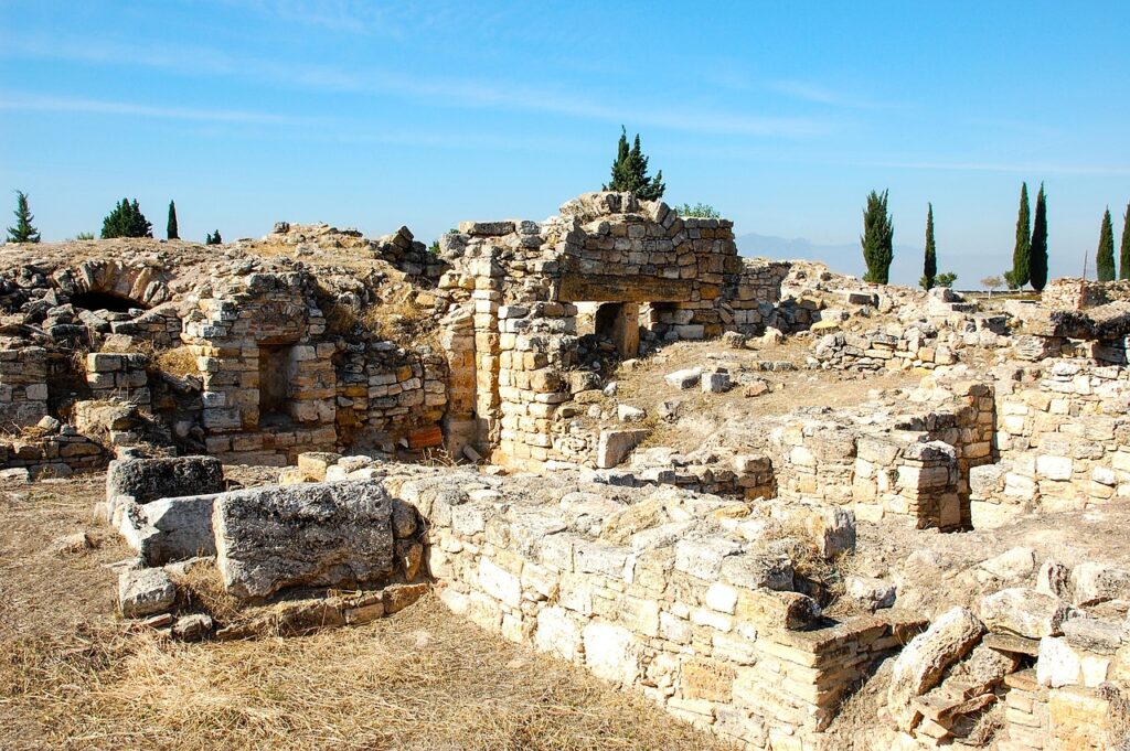 Hierapolis antik kentinin sütunlu kalıntıları