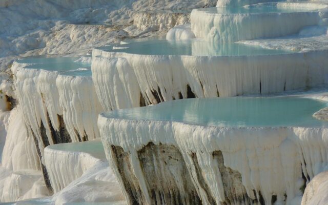 Pamukkale'de beyaz travertenler arasında sıcak su havuzları
