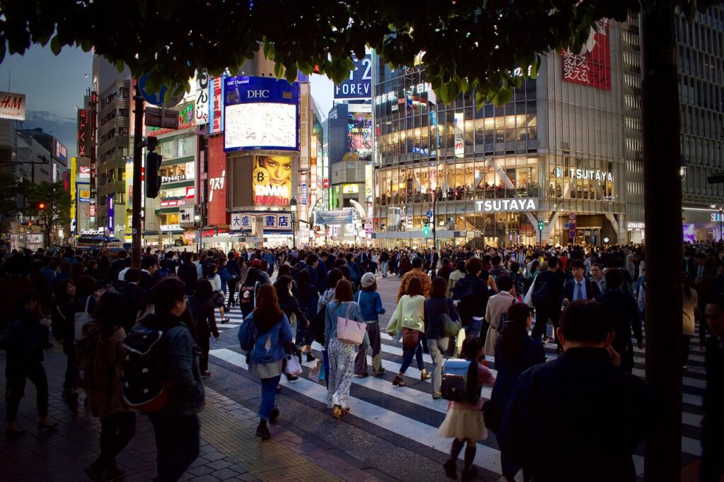 Gece vakti kalabalık Shibuya geçidi ve neon ışıkları