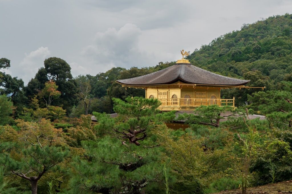 Kyoto'daki Kinkaku-ji'nin altın kaplamalı köşkü ve göl kıyısı