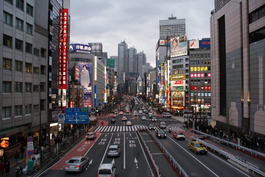 Tokyo Shinjuku bölgesinin gece gökdelenleri ve neon ışıkları